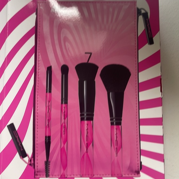 Brand new MAC brush set limited edition - Picture 3 of 4
